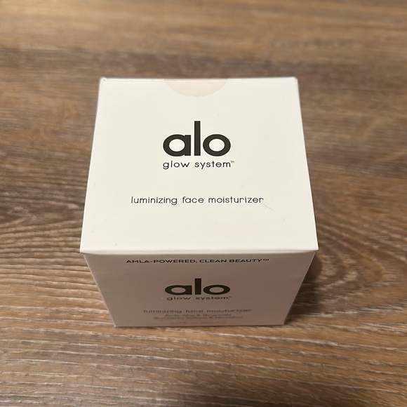 Alo luminizing face moisturizer - Picture 2 of 5